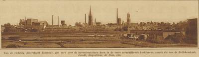 871839 Panorama van de stad Utrecht, met diverse fabrieksschoorstenen, uit het noordwesten, met in het midden de toren ...